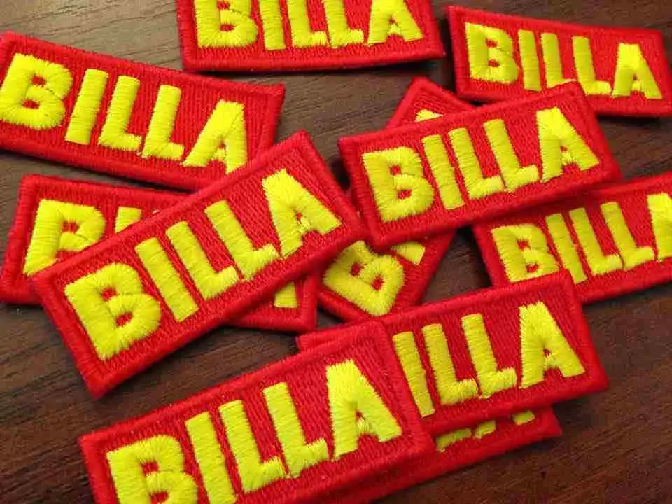 Gestickte Firmenaufnäher in Gelb und Rot als Serie