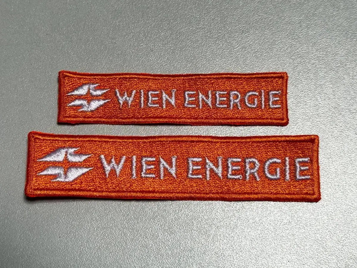 Gestickte Namensaufnäher in Orange für Firmenkleidung