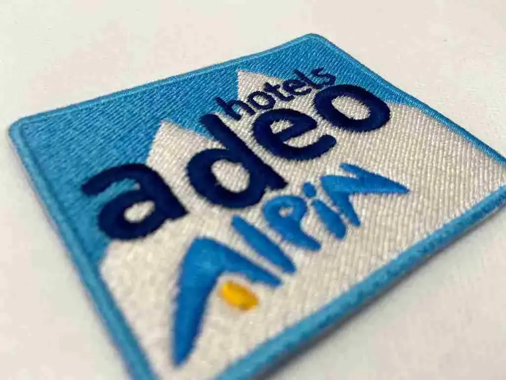 Gestickter Hotelaufnäher mit Logo in Blau