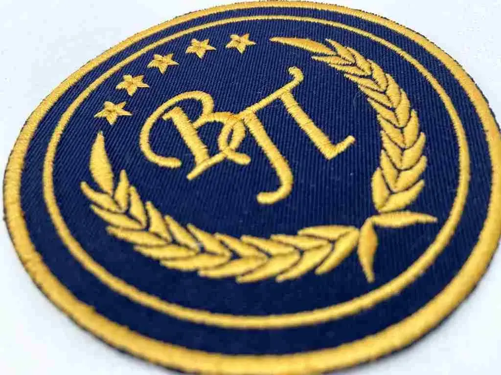 Runder Aufnäher mit goldenem Monogramm