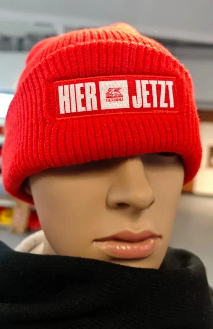 Rote Haube mit Logo Etikett