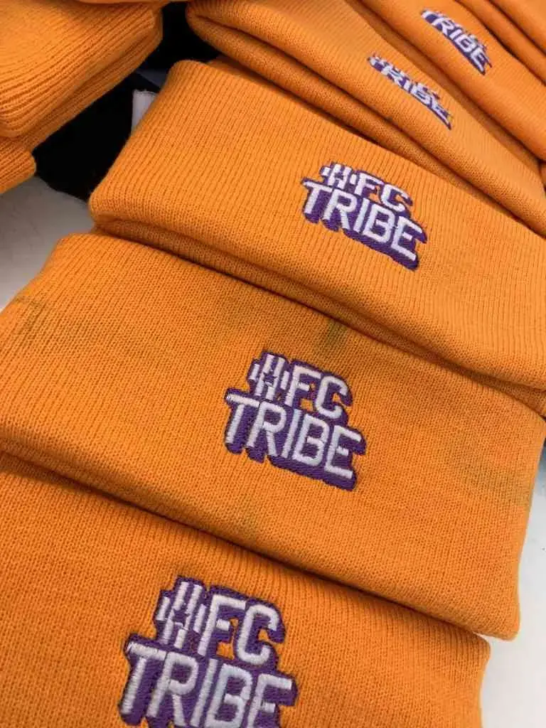 Orange Hauben mit gesticktem Logo