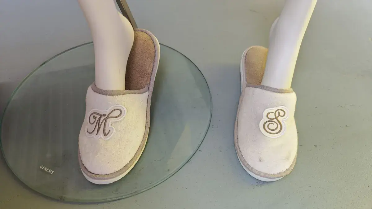 Hotelslipper mit gestickten Initialen