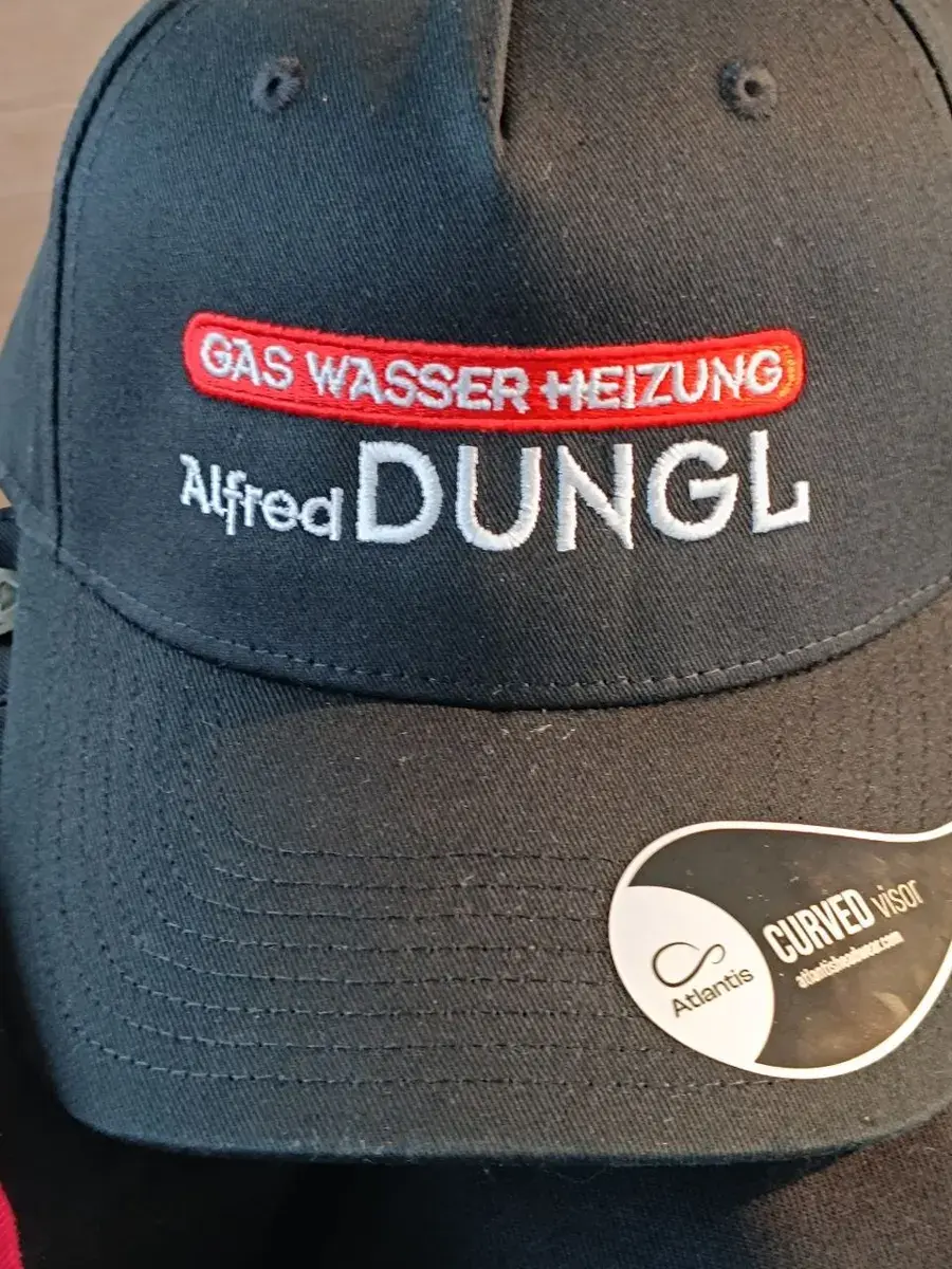 Schwarze Kappe mit gesticktem Firmenlogo