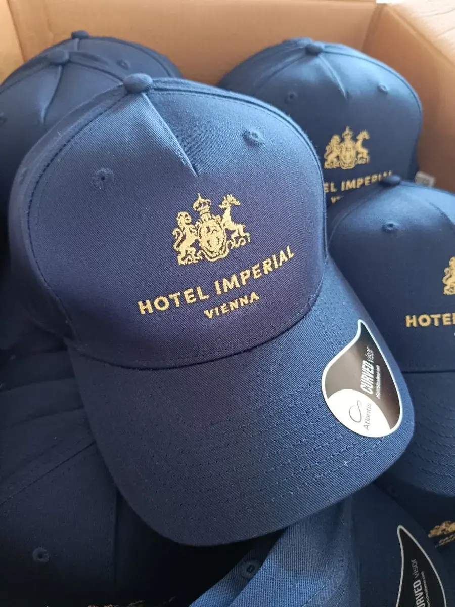 Kappenserie mit Goldstick für die Hotellerie