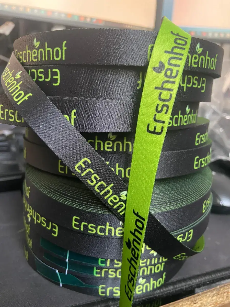 Lanyards mit Logo in Grün und Schwarz