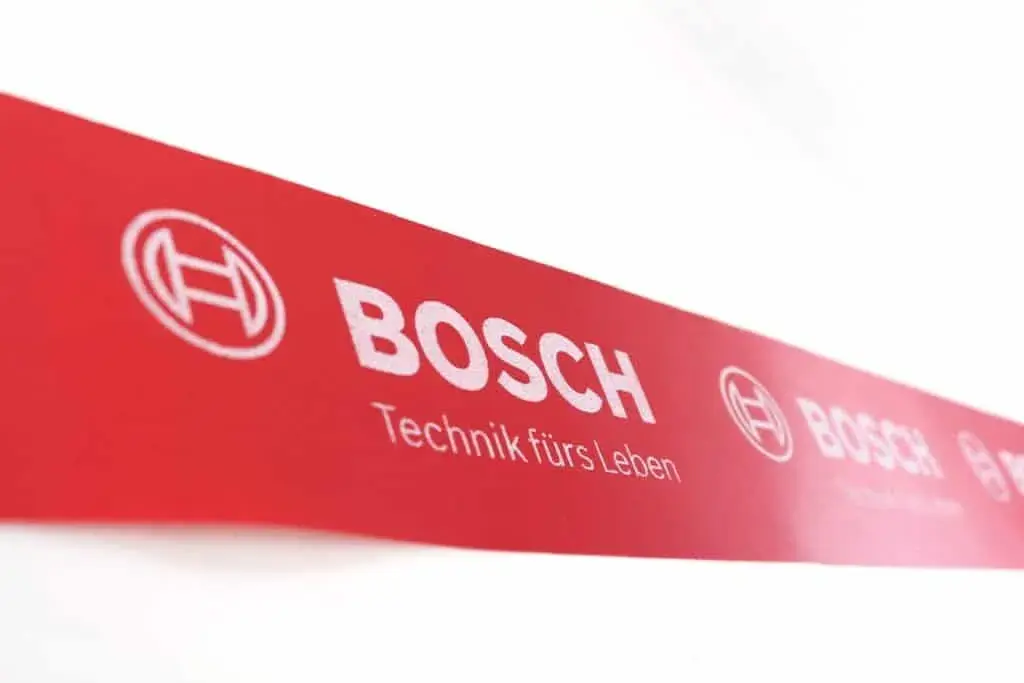 Rotes Band mit Logodruck