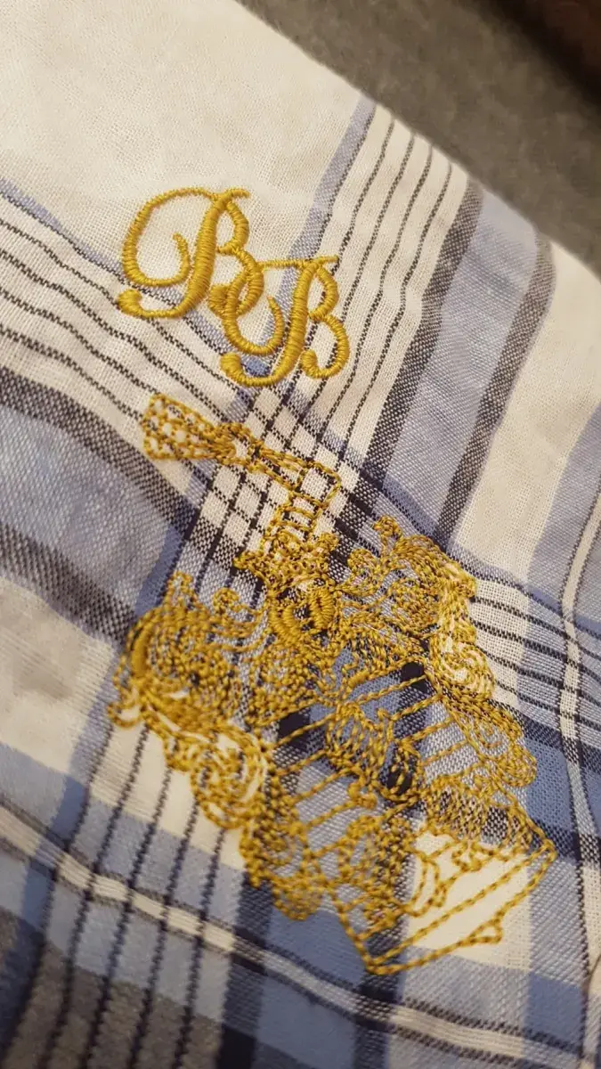 Monogramm Stickerei auf Karohemd