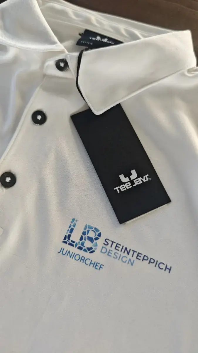 Weißes Polo mit blauem Logostick