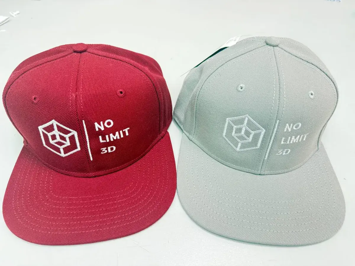 Snapback Kappen in Rot und Grau bestickt