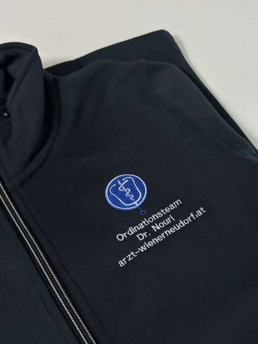 Softshelljacke mit Praxislogo bestickt