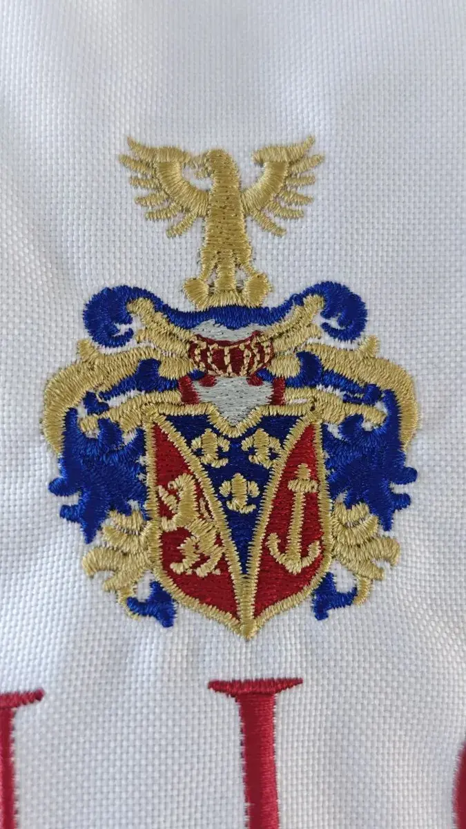 Wappen Stickerei mit Goldgarn im Detail