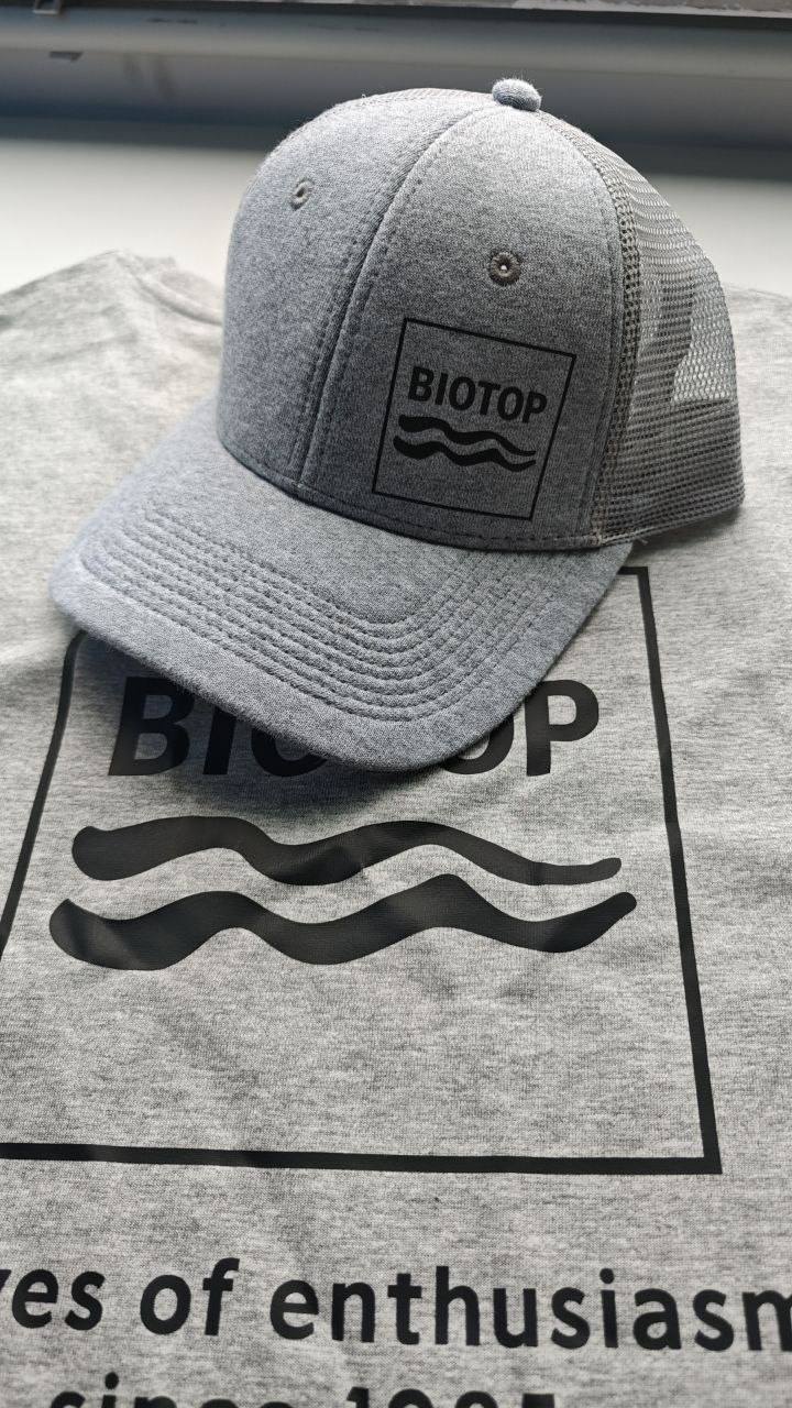 BIOTOP Markenkollektion: graue Trucker-Cap und T-Shirt bedruckt, Stick22 Wien