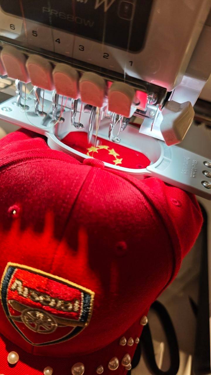 Rote Kappe live bestickt mit Mehrfarbmotiv auf Brother PR680W, Wien