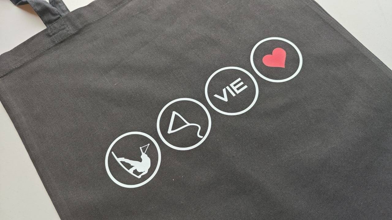 Graue Baumwolltasche mit vier Logo-Buttons bedruckt, Streuartikel Stick22 Wien