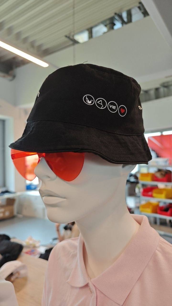 Schwarzer Bucket Hat / Sonnenhut mit Logo bedruckt, Stick22 Wien 1220